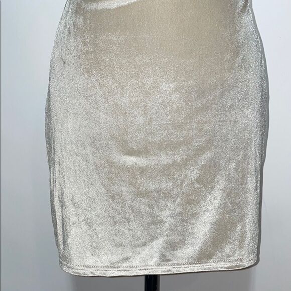 Elegant Cream Velvet Dress - Picture 4 of 9